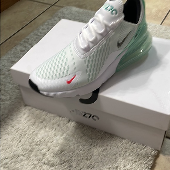 Women’s Nike - Picture 3 of 3